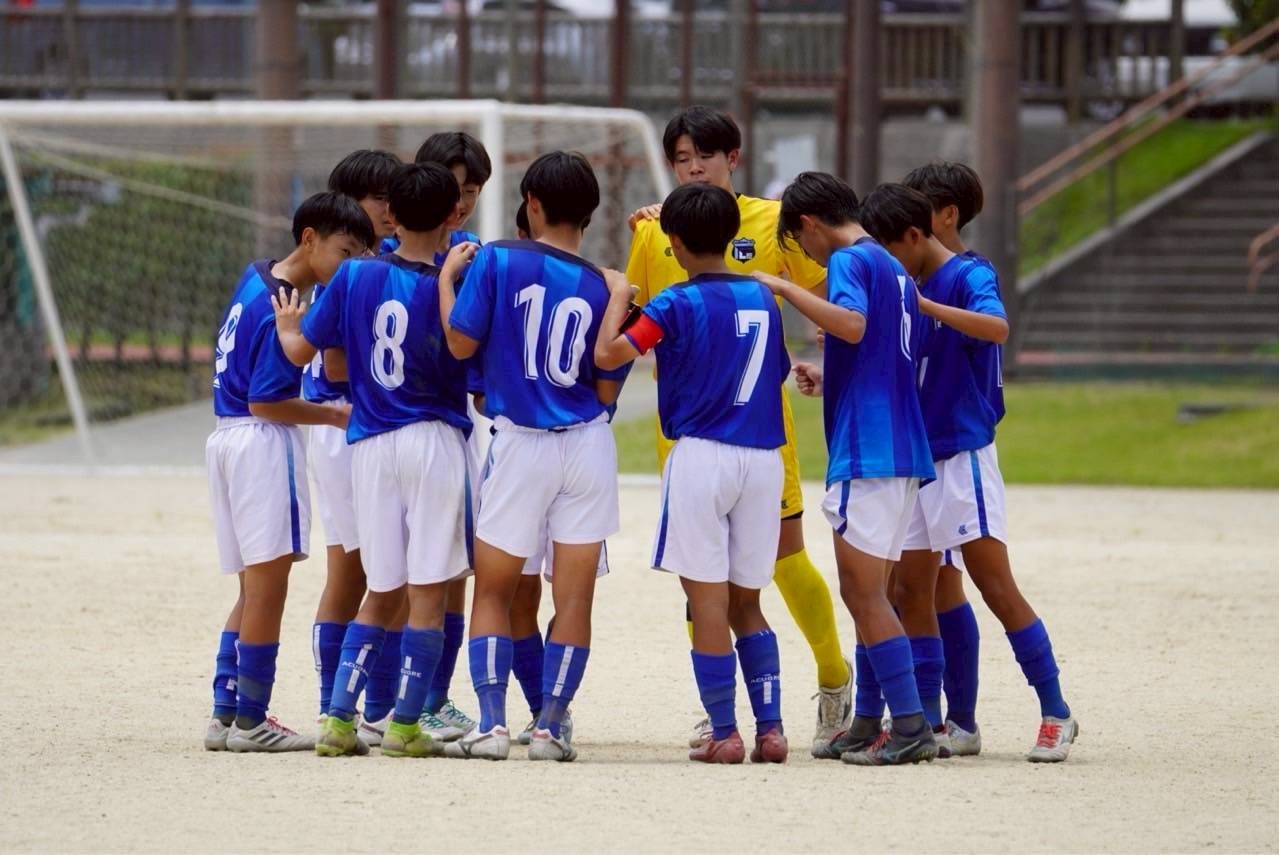青のユニフォームで整列するLLEVARO FCの選手たち