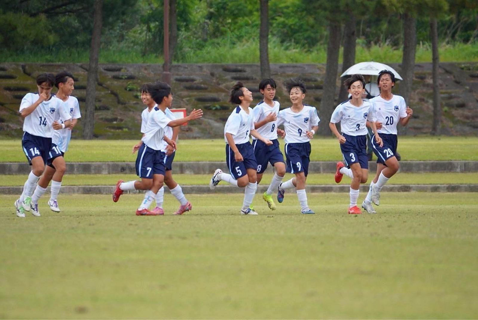 ボールと共に整列するLLEVARO FCの選手たち