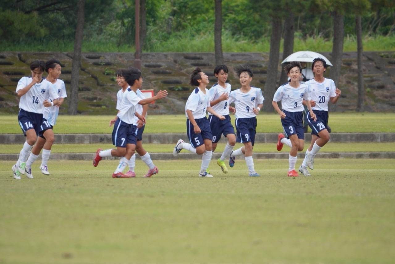 ボールと共に整列する選手たち