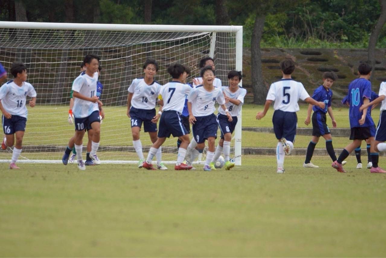試合でボールを追う選手たち
