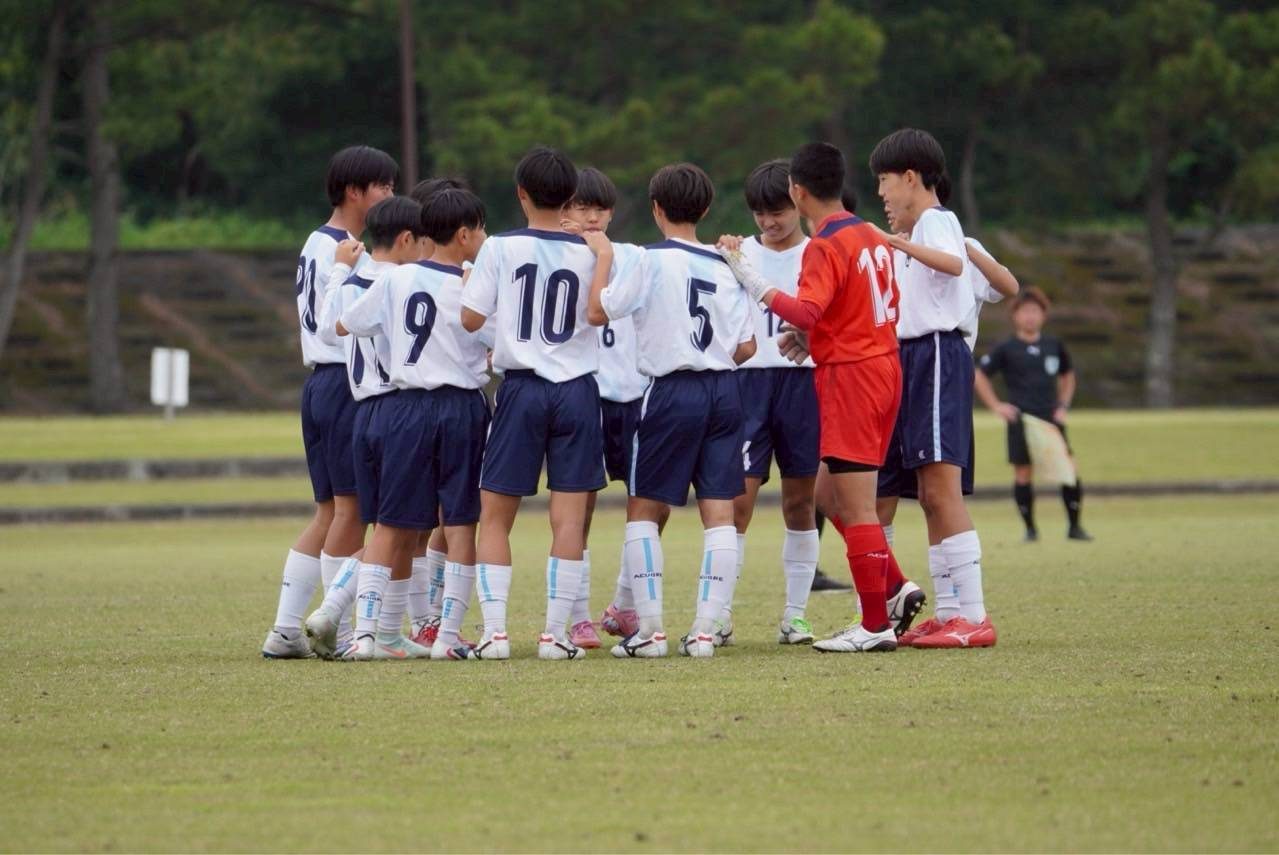 円陣を組むLLEVARO FCの選手たち