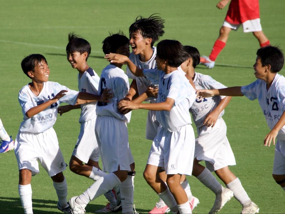 ゴールに歓喜するLLEVARO FCの選手たち